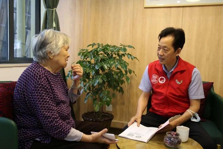 宝安区长青志愿者服务队为离休干部提供健康咨询服务
