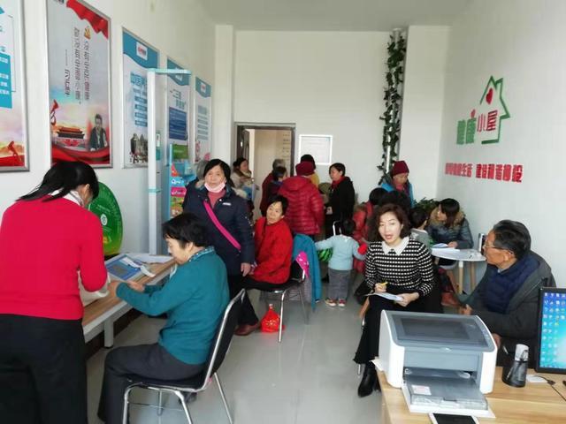 居民在张店柳毅社区的健康小屋咨询如何防止"三高"慢性病.